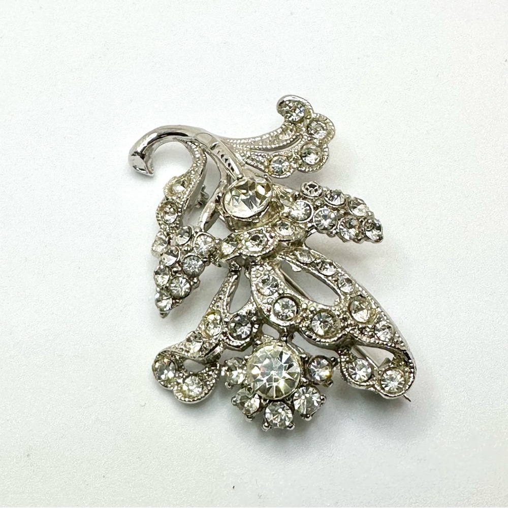 VINTAGE - Ornate Rhinestone Brooch with Intricate Floral Design - Picture 4 of 10